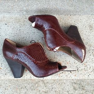 NWOT Size 10 Pour La Victoire Leather Shoes Gilt Group